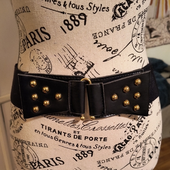 Stylish Black Belt with Gold Accents - Picture 4 of 5